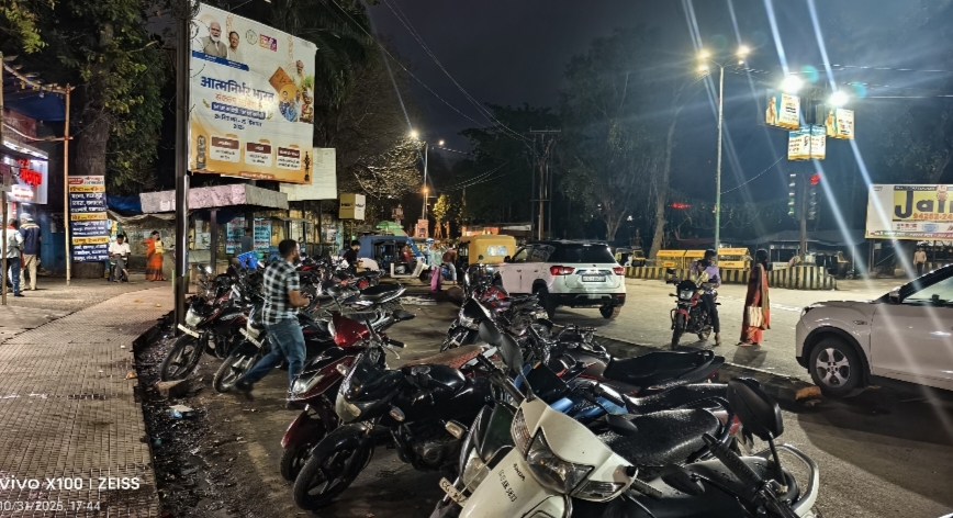 सीएसईबी चौक बना अघोषित पार्किंग, यातायात व्यवस्था होती है प्रभावित,