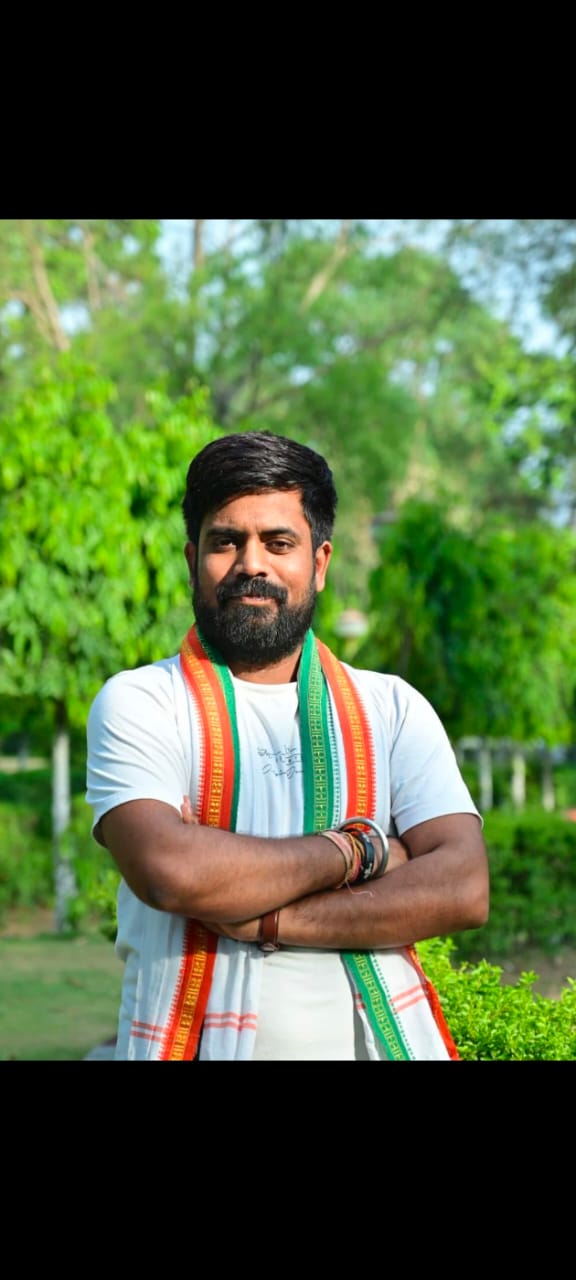 कांग्रेस युवा नेता धान खरीदी केंद्रों में किसानों को हो रही समस्या को लेकर पहुंचे कलेक्टर कार्यालय,