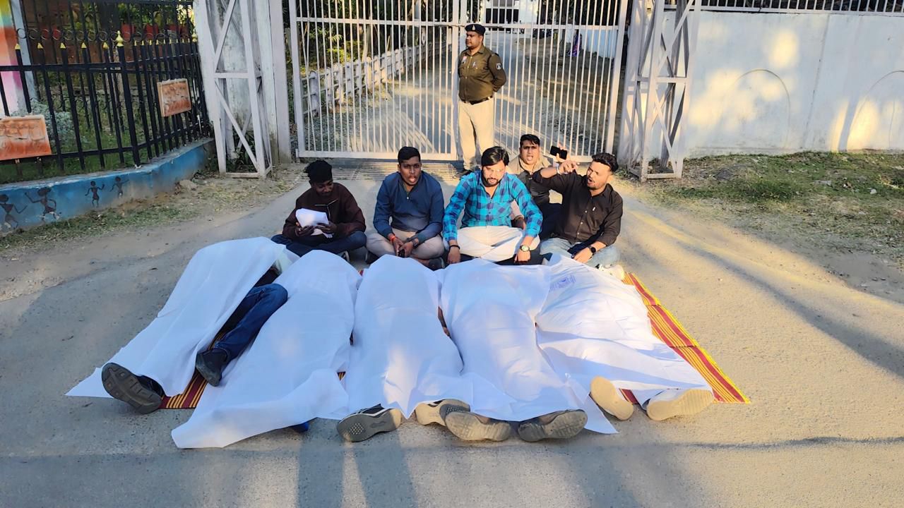 किसानों के आत्महत्या के कोशिश के मामलों में युवा कांग्रेस जिला कोरबा ने कलेक्ट्रेट के सामने किया कफ़न ओढ़कर प्रदर्शन:—जांच करके दोषियों के खिलाफ कार्यवाही की मांग अन्यथा उग्र आंदोलन करने की चेतावनी दी गई।