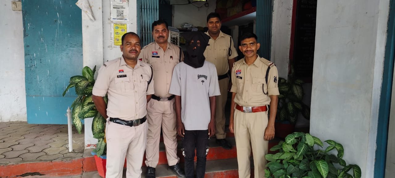 राह चलती लड़की से मारपीट कर लूट करने वाले आरोपी चढ़े पुलिस के हत्थे,